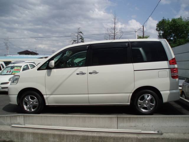Toyota noah japan 2003