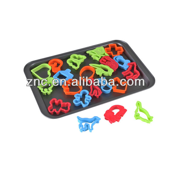 Bargain colorful molds for cake decorating