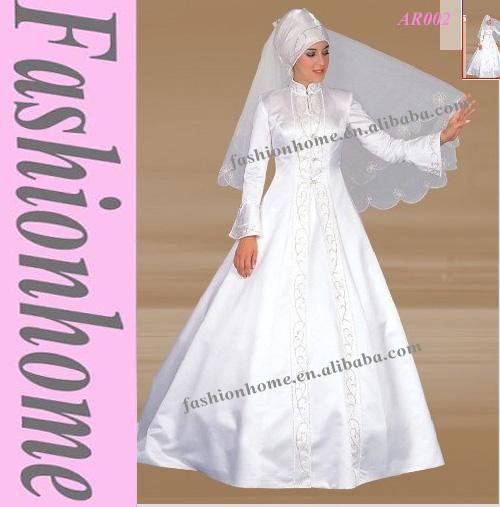The white Aline Muslim wedding dresses feature its trumpet long sleeves 