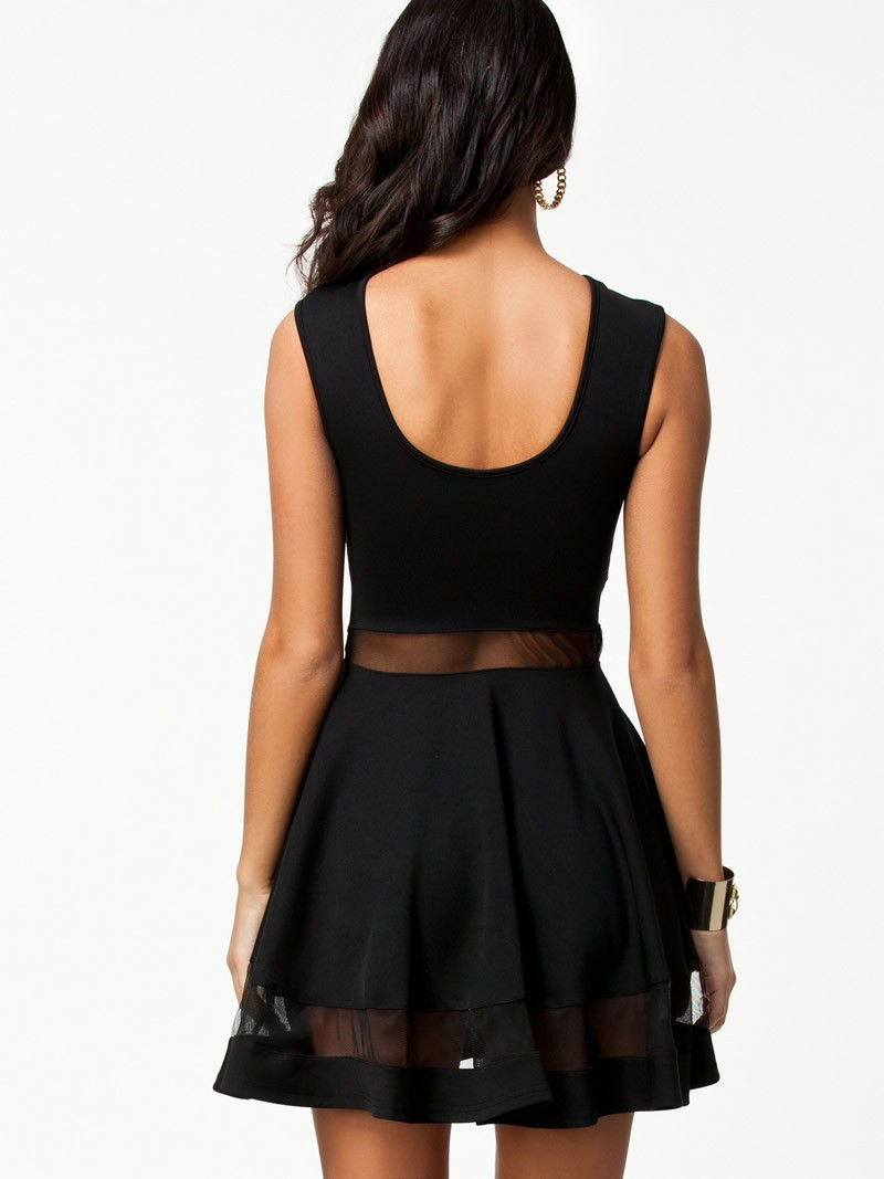 Черное платье с прозрачной спиной
