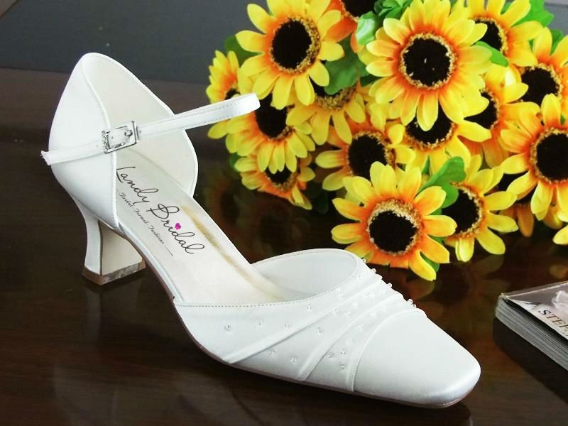 Brand Ivory Color Wedding Shoes With Robbon