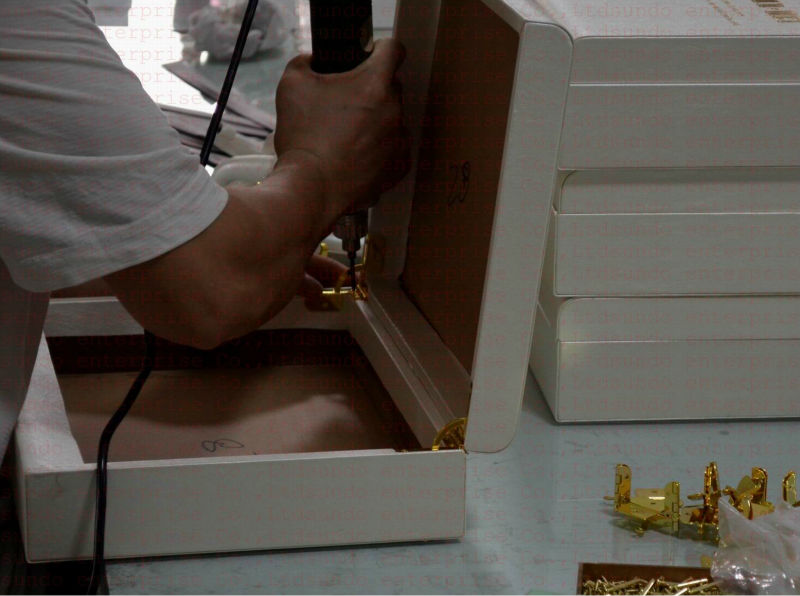 customized single wooden champagne case
