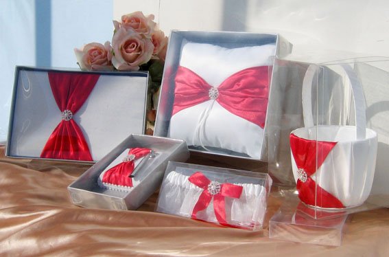 最もpolular赤いサテンの結婚式の装飾の結婚式のゲストブックとペンホルダーの花の女の子の繊細なブローチピローリングバスケット問屋・仕入れ・卸・卸売り