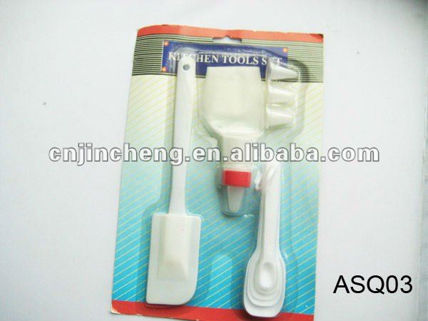 cake decorating set with piping set with 6 nozzles, butter knife, masuring spoon