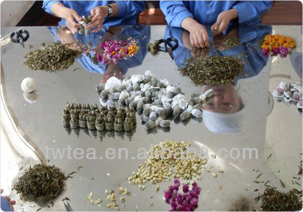 Chinese blooming flower tea balls in Gift vaccum foil bag packing