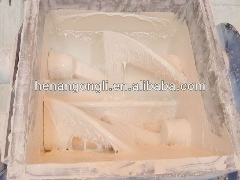 Chewing gum base kneading machine
