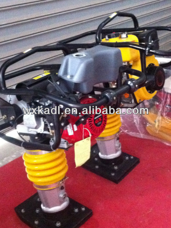 ランマーを連打する手ガソリンの後ろの4hp/14KN歩行問屋・仕入れ・卸・卸売り