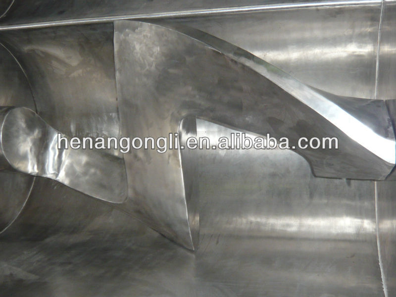 Chewing gum base kneading machine