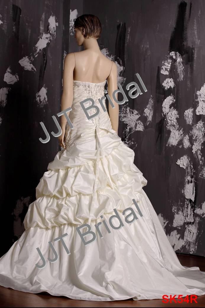 SK54R wedding dress with sweetheart strappless design