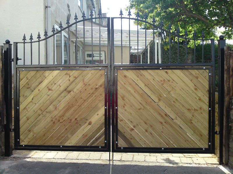 http://i00.i.aliimg.com/photo/v0/107069202/wrought_iron_and_wood_drive_gates.jpg