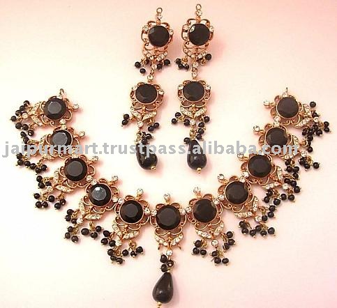 Traditional_fashion_jewelry_of_india.jpg