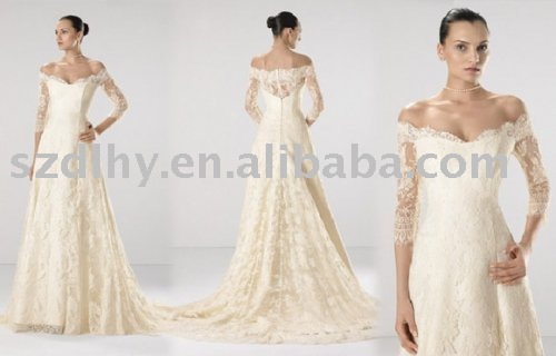 the bestselling creamcolored lace bridal wedding gown with long tailing 