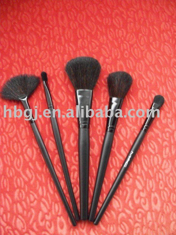 bed head makeup brush set. rush cosmetic brush set