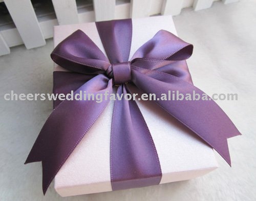 Wedding Favorpink favor box with violet ribbon