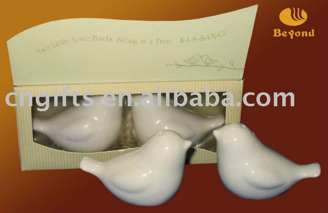 Wedding souvenirs and gifts love birds in the window salt and pepper shakers