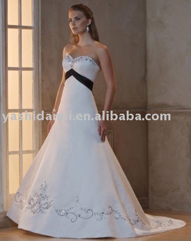WBGQ4016 Sweetheart Ivory satin black sash wedding dress