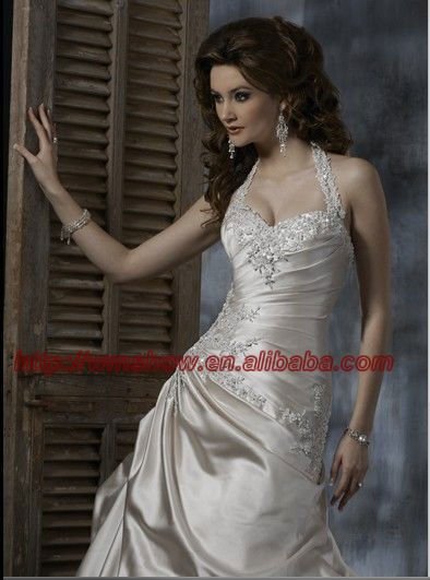 2011 Latest Style Appliqued Long Train Lace Halter Neck Wedding Dresses