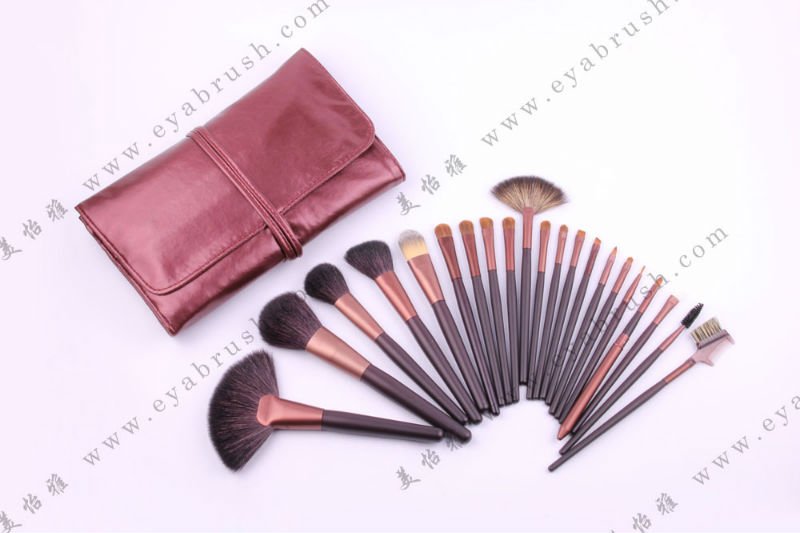 the cosmetic makeup brush set with racoon hair and high quality pouch