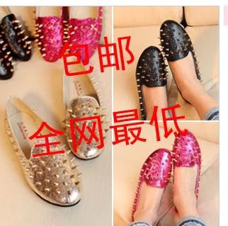The new European and American punk style rivet Hedgehog anti wolf stepped leopard pointed flat shoes