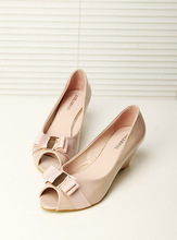 Fashion metal bow japanned leather comfortable wedges medium hells shoes open toe sandals shoe all-match ol single shoes pink
