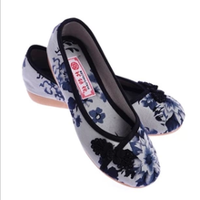 Cotton-made beijing shoes women’s shoes single shoes fashion plate buttons embroidered cow muscle shoes outsole wear-resistant