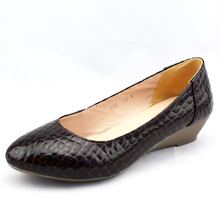 Spring and Autumn new singles shoes comfortable genuine leather shallow mouth Leopard Print mother s shoes