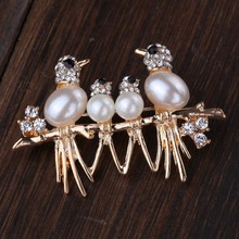 Wholesale Pearl Birds Black Eye Gold Plated Carved Brooches Pins