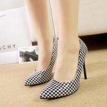 The new leather tendon at the end to fight light color black and white mouth pointed high-heeled shoes sandals