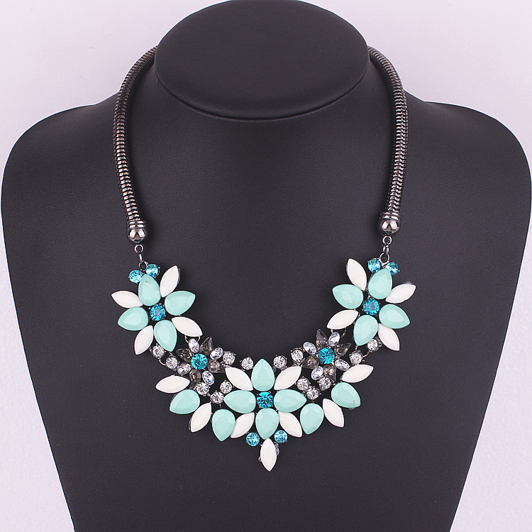 1743 European and American fashion jewelry major suit exaggerated geometric flower short necklace 