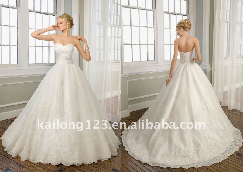 Mordern Sweetheart Appliqued Lace Ball Gown Wedding Dress US 15670 piece