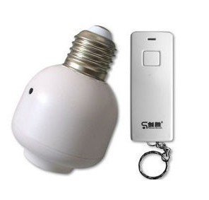 Interruptor de luz y enchufe en la