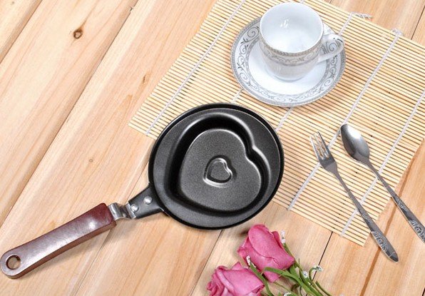 i00.i.aliimg.com/wsphoto/v0/657435428_1/free-shipping-wholesale-stainless-mini-heart-shaped-cook-Love-omelette-flat-bottom-pot-flapless-device-font.jpg