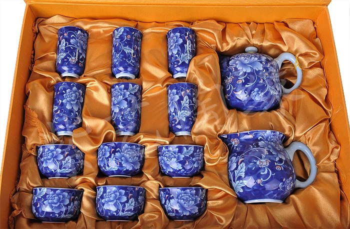 Blue and white porcelain peony 15 pieces of kung fu tea set kit chabei tea cup
