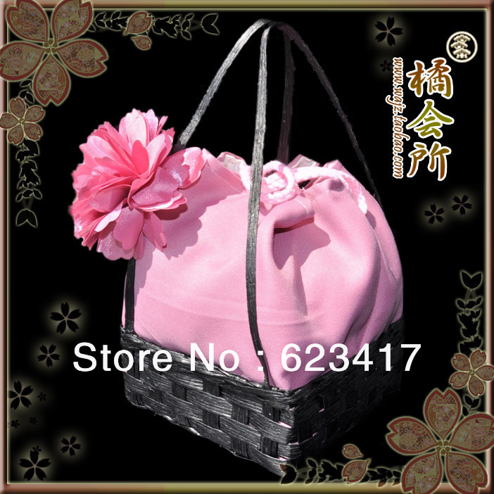 http://i00.i.aliimg.com/wsphoto/v0/889527276/Rattan-bottom-handbags-for-Japanese-kimono-or-yukata-free-shipping.jpg