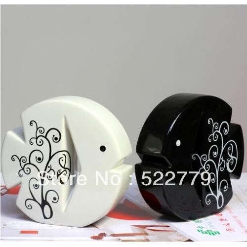 Home accessories decoration ceramic crafts furnishings black and white fish a pair of(China (Mainland))