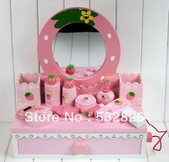 Mother-garden-strawberry-pink-dressages-dressing-table-wooden-girl 