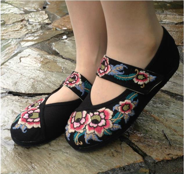 Chinese Style Ladies Embroidered Shoes Beijing Cotton made Shoes Women s Casual Shoe Free Shipping