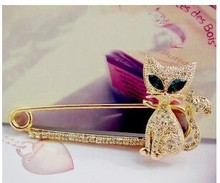 Free shipping (Min order $10)  accessories crystal green kitten  brooch pin trench buckle corsage F0008
