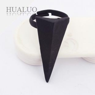 Europe America Exaggerated Stereoscopic Triangle Opening Ring Black R371